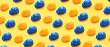 Sarı arka planda güvenlik kasketleri var. Tasarım için desen