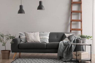 Oturma odasının içinde rahat bir kanepe ve merdiven var.