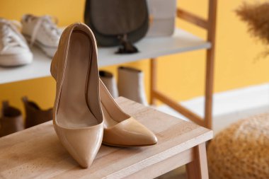 Modern kadın bej topuklu ayakkabılı merdiven butikte, yakın plan.