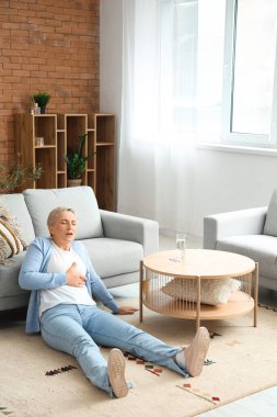 Olgun kadın evde kalp krizi