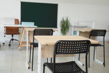 Modern boş sınıfın iç mimarisi.