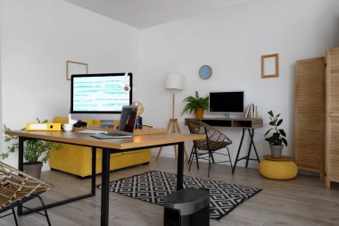 Programcının işyerleriyle birlikte ofis içi