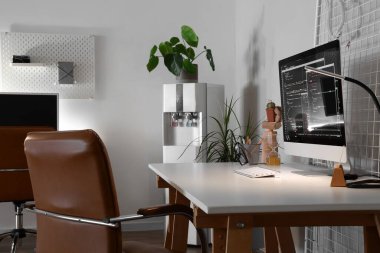 Ofiste bilgisayar monitörü ve parlayan lambasıyla programcının çalışma yeri