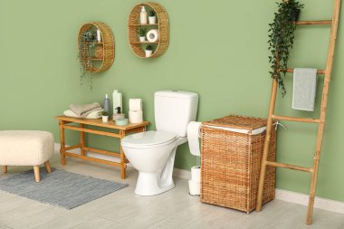 Hasır çamaşır sepetli modern tuvaletin şık iç tasarımı