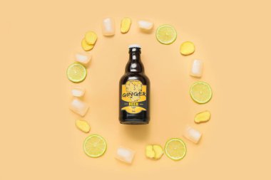 Taze zencefilli bira, limon dilimleri ve bej arka planda buz küpleriyle kompozisyon