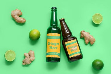 Yeşil arka planda taze zencefilli bira ve limonlu kompozisyon