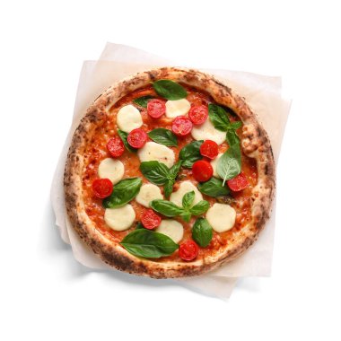 Beyaz arka planda lezzetli pizza margaritası.