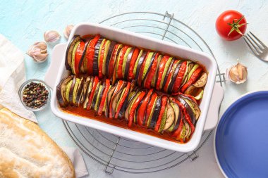 Beyaz arka planda lezzetli Ratatouille yemeği.