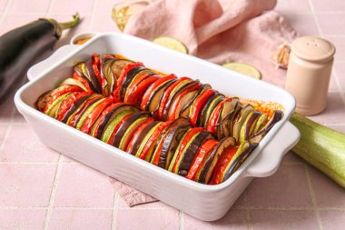Pembe fayanslı lezzetli Ratatouille yemeği.