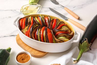 Beyaz mermer arka planda lezzetli Ratatouille yemeği.
