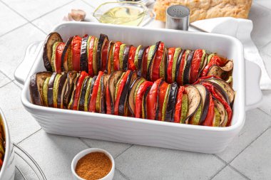 Beyaz fayanslı lezzetli Ratatouille yemeği.