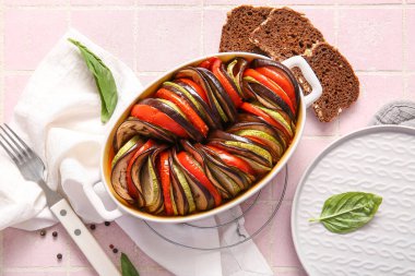 Pembe fayanslı lezzetli Ratatouille yemeği.