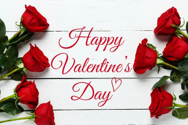 美しい赤いバラとバレンタインデーのためのグリーティングカード — ストック写真