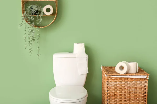 Tuvalet Kâsesi Hasır Çamaşır Sepeti Renkli Duvarın Yanında Kağıt Rulo — Stok fotoğraf