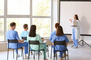 Bir grup tıp öğrencisi konferansta.