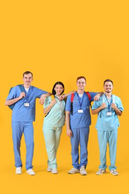 Sarı arka planda bir grup tıp öğrencisi