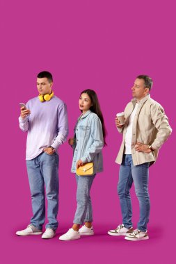 İnsanlar mor arka planda sırada bekliyor.