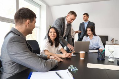 Ofiste çalışan iş arkadaşları.