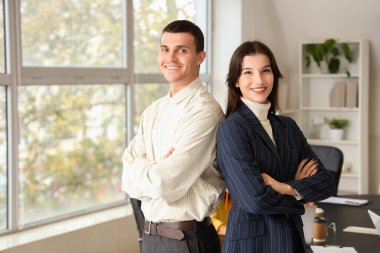 İş arkadaşları ofiste çalışıyor.