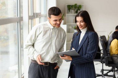 İş arkadaşları ofiste çalışıyor.