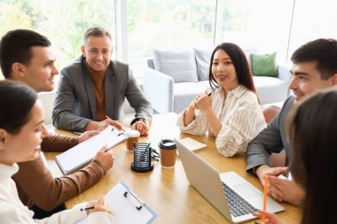 Ofiste çalışan iş arkadaşları.