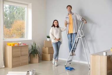 Yeni evlerinde onarım sırasında hamile bir çift.