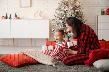 Mutlu anne ve küçük kızı Noel arifesinde evdeler.