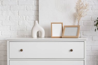 Oturma odasında boş çerçeve ve dekor olan beyaz tuvalet