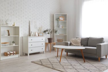 Klozet, kanepe ve raf üniteleriyle aydınlık oturma odasının içinde.