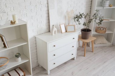 Klozet ve raf üniteleriyle aydınlık oturma odasının içi