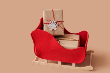 Renkli Noel hediyeli dekoratif kızak