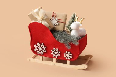 Noel dekorasyonlu dekoratif kızak ve renk arkaplan üzerinde hediyeler