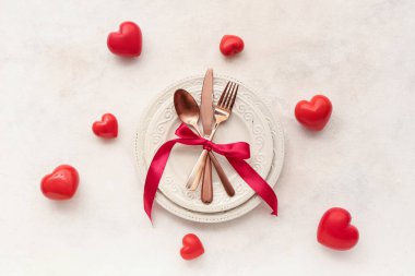Dekoratif kalpleri beyaz arka planda olan güzel bir masa. Sevgililer Günü kutlaması