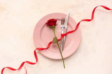 Beyaz arka planda kırmızı gül ve kurdeleli güzel bir masa. Sevgililer Günü kutlaması