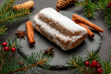 Lezzetli bir Noel kompozisyonu siyah arka planda çalınmış