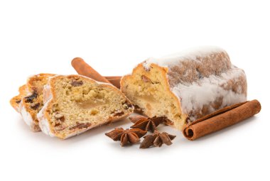 Beyaz arka planda tarçınlı ve anasonlu lezzetli bir Noel.