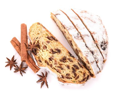 Beyaz arka planda tarçınlı ve anasonlu lezzetli bir Noel.