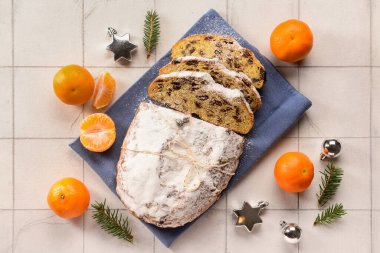 Beyaz fayans zemininde lezzetli Noel aromalı kompozisyon