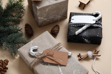 Güzel Noel hediyeleri, dekorasyonlar ve köknar dalları olan kompozisyon, yakın plan