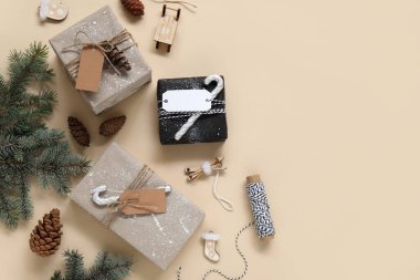 Güzel Noel hediyeleri, dekorasyonlar ve köknar dalları olan bir kompozisyon.