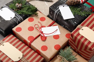 Arka plan olarak güzel Noel hediye kutuları, yakın plan