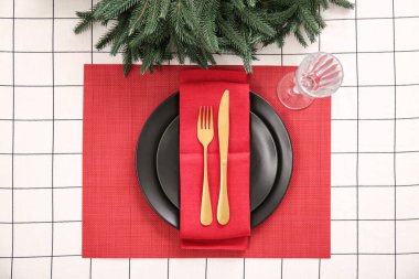 Noel yemeği için köknar dallarıyla güzel bir masa.