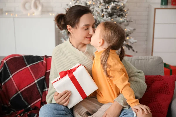 Genç bir anne ve küçük kızı Noel arifesinde evlerinde burunlarına dokunuyorlar.