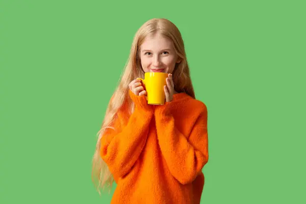 Schöne Junge Glückliche Frau Mit Einer Tasse Tee Auf Grünem — Stockfoto