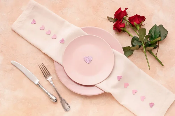 베이지색 배경에 장미와 테이블 설정입니다 발렌타인 — 스톡 사진