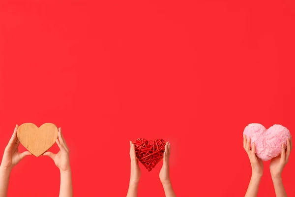 Mains Féminines Avec Des Coeurs Différents Sur Fond Rouge Fête — Photo