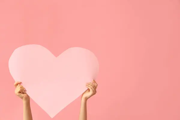 Kobiece Ręce Papierowym Sercem Różowym Tle Święto Walentynek — Zdjęcie stockowe