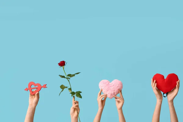 파란색 배경에 심장과 빨간색 장미와 발렌타인 — 스톡 사진