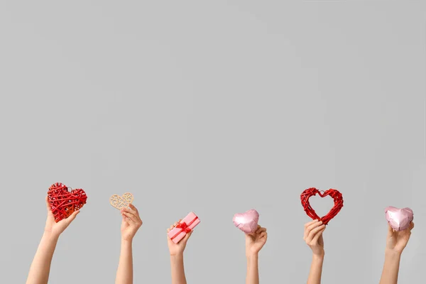 Kalp Şeklinde Balonları Gri Arka Planda Hediye Kutusu Olan Kadın — Stok fotoğraf
