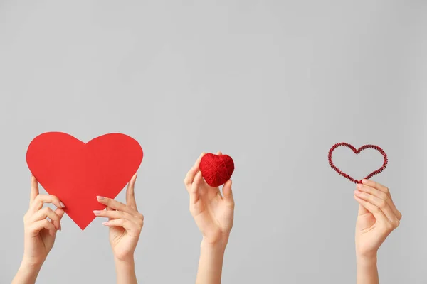 Gri Arka Planda Farklı Kalpleri Olan Kadın Elleri Sevgililer Günü — Stok fotoğraf